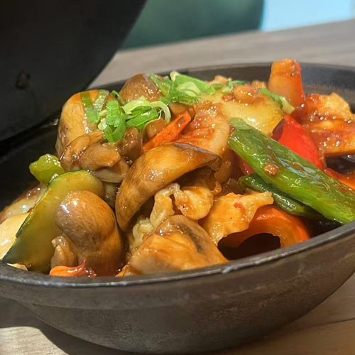 Claypot au poulet au boeuf et aux crevettes